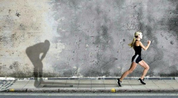 A rapaza corre correndo
